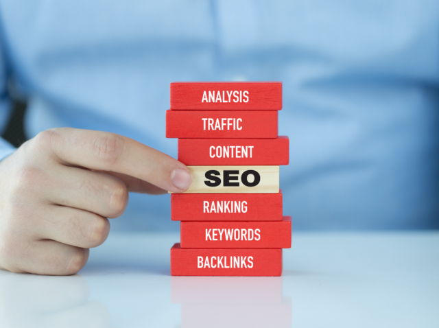 Les bases du SEO : comment classer votre site en première page de Google ?  Aujourd’hui, classer votre site en première page de Google est devenu un enjeu majeur pour toutes les entreprises qui souhaitent attirer du trafic qualifié et générer des ventes. En effet, la majorité des internautes ne consultent que les résultats situés sur la première page, ce qui rend votre position cruciale. Cependant, atteindre cette visibilité demande une stratégie claire, une optimisation technique et un contenu pertinent. De plus, comprendre les bases du SEO vous permettra de mettre en place des actions efficaces, d’améliorer votre positionnement et de surpasser vos concurrents. Ce guide complet vous expliquera étape par étape comment classer votre site en première page de Google en utilisant les meilleures pratiques SEO.  Comprendre le SEO et son importance Qu’est-ce que le SEO ? Le SEO, ou référencement naturel, consiste à optimiser un site web afin qu’il apparaisse en bonne position dans les résultats des moteurs de recherche. Ainsi, il inclut trois aspects principaux : SEO technique, SEO on-page et SEO off-page. Le SEO technique assure que votre site est rapide, sécurisé et facile à explorer pour Google. Le SEO on-page concerne le contenu, les mots-clés et la structure des pages. Le SEO off-page inclut les backlinks et la notoriété de votre site sur le web. En résumé, le SEO est la clé pour augmenter votre visibilité et attirer un trafic organique qualifié. Pourquoi le SEO est essentiel pour votre entreprise Tout d’abord, apparaître en première page de Google vous permet de gagner en crédibilité et confiance auprès des internautes. De plus, un bon référencement réduit le coût d’acquisition par rapport à la publicité payante. Par conséquent, investir dans le SEO est rentable à long terme. En effet, les sites bien positionnés génèrent plus de clics, ce qui entraîne davantage de prospects et de ventes. Ainsi, comprendre comment classer votre site en première page de Google est indispensable pour toute stratégie digitale réussie. Comment classer votre site en première page de Google : les étapes clés Effectuer un audit SEO complet Avant toute optimisation, il est crucial de réaliser un audit SEO. Ce diagnostic permet d’identifier les forces et les faiblesses de votre site. Points à vérifier : Vitesse de chargement des pages (PageSpeed Insights) Indexation des pages par Google Optimisation des balises titres et meta descriptions Structure des URL et maillage interne Ainsi, un audit fournit une feuille de route pour améliorer le référencement de votre site. Optimisation on-page Choisir les bons mots-clés Tout d’abord, la recherche de mots-clés est fondamentale. Vous devez identifier les expressions que vos clients utilisent pour trouver vos services. Par exemple, pour un e-commerce : « acheter chaussures en ligne » ou « livraison rapide Casablanca ». De plus, intégrez vos mots-clés principaux dans : Les titres et sous-titres (H1, H2, H3) Les meta descriptions Les balises alt des images Ainsi, vous augmentez la pertinence de vos pages pour les moteurs de recherche et facilitez le classement en première page. Optimiser le contenu Le contenu doit être utile, unique et structuré. Par conséquent : Rédigez des paragraphes courts de 3–4 lignes Utilisez des listes à puces pour plus de lisibilité Intégrez des mots-clés secondaires et synonymes naturellement En effet, Google valorise le contenu riche et pertinent pour l’utilisateur. De plus, un contenu optimisé améliore le temps passé sur le site et réduit le taux de rebond. Maillage interne et liens externes Le maillage interne relie vos pages entre elles pour renforcer l’autorité du site et faciliter la navigation. Par exemple, un article sur le SEO peut contenir un lien vers une page sur le référencement local au Maroc. Par ailleurs, insérer des liens externes vers des sources fiables, comme Moz ou Search Engine Journal, renforce la crédibilité de votre site et signale à Google que vous proposez des contenus de qualité. Optimisation technique Vitesse et mobile-friendly Tout d’abord, un site rapide et responsive est indispensable. En effet, Google privilégie les sites mobiles et rapides dans son classement. Utilisez un hébergement fiable Compressez les images et vidéos Adoptez un design responsive Ainsi, les utilisateurs bénéficient d’une expérience fluide, ce qui impacte positivement votre classement. Structure du site et URL Une structure claire avec des URLs lisibles permet à Google de comprendre rapidement votre site. Par conséquent : Utilisez des URLs courtes et descriptives Organisez les pages par catégories logiques Créez un plan du site XML et un fichier robots.txt En résumé, une architecture optimisée facilite l’indexation et améliore vos chances de figurer en première page. SEO off-page : backlinks et autorité Les backlinks provenant de sites fiables augmentent votre autorité. Ainsi : Contactez des partenaires ou blogueurs pour obtenir des liens Participez à des publications invitées sur des sites de qualité Surveillez vos backlinks avec des outils comme Ahrefs ou SEMrush Par conséquent, un profil de liens solides renforce votre référencement et votre visibilité sur Google. Suivi et amélioration continue Le SEO n’est pas une action ponctuelle. En effet, il nécessite un suivi régulier : Analysez le trafic avec Google Analytics Suivez le classement des mots-clés avec Google Search Console Ajustez vos contenus et stratégies selon les performances Ainsi, vous adaptez votre site aux mises à jour des algorithmes et maintenez votre position sur la première page. Conclusion En conclusion, savoir comment classer votre site en première page de Google demande une stratégie globale combinant : Audit SEO régulier Optimisation on-page et technique Contenu riche et structuré Backlinks de qualité et autorité Suivi continu et ajustements Par conséquent, une approche méthodique et cohérente vous permettra de dépasser vos concurrents, d’attirer du trafic qualifié et d’augmenter vos conversions. Commencez dès aujourd’hui à appliquer ces techniques pour atteindre la première page de Google et maximiser votre visibilité. À propos d'Astral Digital Astral Digital est une agence spécialisée en SEO et marketing digital. Elle accompagne les entreprises pour améliorer leur visibilité en ligne et atteindre la première page de Google. Contactez Astral Digital pour bénéficier d’une stratégie SEO complète et personnalisée.