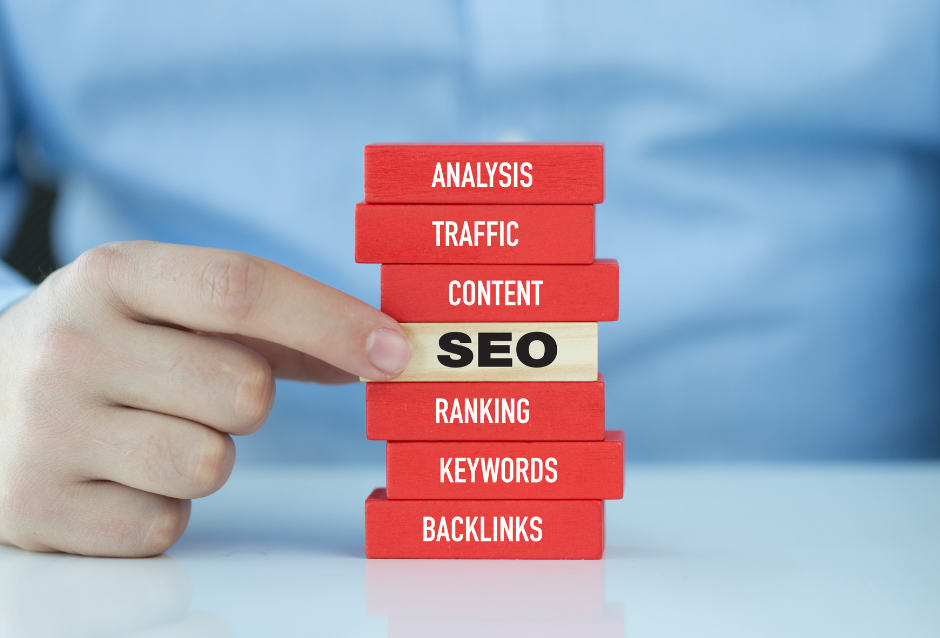 Les bases du SEO : comment classer votre site en première page de Google ? Aujourd’hui, classer votre site en première page de Google est devenu un enjeu majeur pour toutes les entreprises qui souhaitent attirer du trafic qualifié et générer des ventes. En effet, la majorité des internautes ne consultent que les résultats situés sur la première page, ce qui rend votre position cruciale. Cependant, atteindre cette visibilité demande une stratégie claire, une optimisation technique et un contenu pertinent. De plus, comprendre les bases du SEO vous permettra de mettre en place des actions efficaces, d’améliorer votre positionnement et de surpasser vos concurrents. Ce guide complet vous expliquera étape par étape comment classer votre site en première page de Google en utilisant les meilleures pratiques SEO. Comprendre le SEO et son importance Qu’est-ce que le SEO ? Le SEO, ou référencement naturel, consiste à optimiser un site web afin qu’il apparaisse en bonne position dans les résultats des moteurs de recherche. Ainsi, il inclut trois aspects principaux : SEO technique, SEO on-page et SEO off-page. Le SEO technique assure que votre site est rapide, sécurisé et facile à explorer pour Google. Le SEO on-page concerne le contenu, les mots-clés et la structure des pages. Le SEO off-page inclut les backlinks et la notoriété de votre site sur le web. En résumé, le SEO est la clé pour augmenter votre visibilité et attirer un trafic organique qualifié. Pourquoi le SEO est essentiel pour votre entreprise Tout d’abord, apparaître en première page de Google vous permet de gagner en crédibilité et confiance auprès des internautes. De plus, un bon référencement réduit le coût d’acquisition par rapport à la publicité payante. Par conséquent, investir dans le SEO est rentable à long terme. En effet, les sites bien positionnés génèrent plus de clics, ce qui entraîne davantage de prospects et de ventes. Ainsi, comprendre comment classer votre site en première page de Google est indispensable pour toute stratégie digitale réussie. Comment classer votre site en première page de Google : les étapes clés Effectuer un audit SEO complet Avant toute optimisation, il est crucial de réaliser un audit SEO. Ce diagnostic permet d’identifier les forces et les faiblesses de votre site. Points à vérifier : Vitesse de chargement des pages (PageSpeed Insights) Indexation des pages par Google Optimisation des balises titres et meta descriptions Structure des URL et maillage interne Ainsi, un audit fournit une feuille de route pour améliorer le référencement de votre site. Optimisation on-page Choisir les bons mots-clés Tout d’abord, la recherche de mots-clés est fondamentale. Vous devez identifier les expressions que vos clients utilisent pour trouver vos services. Par exemple, pour un e-commerce : « acheter chaussures en ligne » ou « livraison rapide Casablanca ». De plus, intégrez vos mots-clés principaux dans : Les titres et sous-titres (H1, H2, H3) Les meta descriptions Les balises alt des images Ainsi, vous augmentez la pertinence de vos pages pour les moteurs de recherche et facilitez le classement en première page. Optimiser le contenu Le contenu doit être utile, unique et structuré. Par conséquent : Rédigez des paragraphes courts de 3–4 lignes Utilisez des listes à puces pour plus de lisibilité Intégrez des mots-clés secondaires et synonymes naturellement En effet, Google valorise le contenu riche et pertinent pour l’utilisateur. De plus, un contenu optimisé améliore le temps passé sur le site et réduit le taux de rebond. Maillage interne et liens externes Le maillage interne relie vos pages entre elles pour renforcer l’autorité du site et faciliter la navigation. Par exemple, un article sur le SEO peut contenir un lien vers une page sur le référencement local au Maroc. Par ailleurs, insérer des liens externes vers des sources fiables, comme Moz ou Search Engine Journal, renforce la crédibilité de votre site et signale à Google que vous proposez des contenus de qualité. Optimisation technique Vitesse et mobile-friendly Tout d’abord, un site rapide et responsive est indispensable. En effet, Google privilégie les sites mobiles et rapides dans son classement. Utilisez un hébergement fiable Compressez les images et vidéos Adoptez un design responsive Ainsi, les utilisateurs bénéficient d’une expérience fluide, ce qui impacte positivement votre classement. Structure du site et URL Une structure claire avec des URLs lisibles permet à Google de comprendre rapidement votre site. Par conséquent : Utilisez des URLs courtes et descriptives Organisez les pages par catégories logiques Créez un plan du site XML et un fichier robots.txt En résumé, une architecture optimisée facilite l’indexation et améliore vos chances de figurer en première page. SEO off-page : backlinks et autorité Les backlinks provenant de sites fiables augmentent votre autorité. Ainsi : Contactez des partenaires ou blogueurs pour obtenir des liens Participez à des publications invitées sur des sites de qualité Surveillez vos backlinks avec des outils comme Ahrefs ou SEMrush Par conséquent, un profil de liens solides renforce votre référencement et votre visibilité sur Google. Suivi et amélioration continue Le SEO n’est pas une action ponctuelle. En effet, il nécessite un suivi régulier : Analysez le trafic avec Google Analytics Suivez le classement des mots-clés avec Google Search Console Ajustez vos contenus et stratégies selon les performances Ainsi, vous adaptez votre site aux mises à jour des algorithmes et maintenez votre position sur la première page. Conclusion En conclusion, savoir comment classer votre site en première page de Google demande une stratégie globale combinant : Audit SEO régulier Optimisation on-page et technique Contenu riche et structuré Backlinks de qualité et autorité Suivi continu et ajustements Par conséquent, une approche méthodique et cohérente vous permettra de dépasser vos concurrents, d’attirer du trafic qualifié et d’augmenter vos conversions. Commencez dès aujourd’hui à appliquer ces techniques pour atteindre la première page de Google et maximiser votre visibilité. À propos d'Astral Digital Astral Digital est une agence spécialisée en SEO et marketing digital. Elle accompagne les entreprises pour améliorer leur visibilité en ligne et atteindre la première page de Google. Contactez Astral Digital pour bénéficier d’une stratégie SEO complète et personnalisée. Les bases du SEO : comment classer votre site en première page de Google ? Aujourd’hui, classer votre site en première page de Google est devenu un enjeu majeur pour toutes les entreprises qui souhaitent attirer du trafic qualifié et générer des ventes. En effet, la majorité des internautes ne consultent que les résultats situés sur la première page, ce qui rend votre position cruciale. Cependant, atteindre cette visibilité demande une stratégie claire, une optimisation technique et un contenu pertinent. De plus, comprendre les bases du SEO vous permettra de mettre en place des actions efficaces, d’améliorer votre positionnement et de surpasser vos concurrents. Ce guide complet vous expliquera étape par étape comment classer votre site en première page de Google en utilisant les meilleures pratiques SEO. Comprendre le SEO et son importance Qu’est-ce que le SEO ? Le SEO, ou référencement naturel, consiste à optimiser un site web afin qu’il apparaisse en bonne position dans les résultats des moteurs de recherche. Ainsi, il inclut trois aspects principaux : SEO technique, SEO on-page et SEO off-page. Le SEO technique assure que votre site est rapide, sécurisé et facile à explorer pour Google. Le SEO on-page concerne le contenu, les mots-clés et la structure des pages. Le SEO off-page inclut les backlinks et la notoriété de votre site sur le web. En résumé, le SEO est la clé pour augmenter votre visibilité et attirer un trafic organique qualifié. Pourquoi le SEO est essentiel pour votre entreprise Tout d’abord, apparaître en première page de Google vous permet de gagner en crédibilité et confiance auprès des internautes. De plus, un bon référencement réduit le coût d’acquisition par rapport à la publicité payante. Par conséquent, investir dans le SEO est rentable à long terme. En effet, les sites bien positionnés génèrent plus de clics, ce qui entraîne davantage de prospects et de ventes. Ainsi, comprendre comment classer votre site en première page de Google est indispensable pour toute stratégie digitale réussie. Comment classer votre site en première page de Google : les étapes clés Effectuer un audit SEO complet Avant toute optimisation, il est crucial de réaliser un audit SEO. Ce diagnostic permet d’identifier les forces et les faiblesses de votre site. Points à vérifier : Vitesse de chargement des pages (PageSpeed Insights) Indexation des pages par Google Optimisation des balises titres et meta descriptions Structure des URL et maillage interne Ainsi, un audit fournit une feuille de route pour améliorer le référencement de votre site. Optimisation on-page Choisir les bons mots-clés Tout d’abord, la recherche de mots-clés est fondamentale. Vous devez identifier les expressions que vos clients utilisent pour trouver vos services. Par exemple, pour un e-commerce : « acheter chaussures en ligne » ou « livraison rapide Casablanca ». De plus, intégrez vos mots-clés principaux dans : Les titres et sous-titres (H1, H2, H3) Les meta descriptions Les balises alt des images Ainsi, vous augmentez la pertinence de vos pages pour les moteurs de recherche et facilitez le classement en première page. Optimiser le contenu Le contenu doit être utile, unique et structuré. Par conséquent : Rédigez des paragraphes courts de 3–4 lignes Utilisez des listes à puces pour plus de lisibilité Intégrez des mots-clés secondaires et synonymes naturellement En effet, Google valorise le contenu riche et pertinent pour l’utilisateur. De plus, un contenu optimisé améliore le temps passé sur le site et réduit le taux de rebond. Maillage interne et liens externes Le maillage interne relie vos pages entre elles pour renforcer l’autorité du site et faciliter la navigation. Par exemple, un article sur le SEO peut contenir un lien vers une page sur le référencement local au Maroc. Par ailleurs, insérer des liens externes vers des sources fiables, comme Moz ou Search Engine Journal, renforce la crédibilité de votre site et signale à Google que vous proposez des contenus de qualité. Optimisation technique Vitesse et mobile-friendly Tout d’abord, un site rapide et responsive est indispensable. En effet, Google privilégie les sites mobiles et rapides dans son classement. Utilisez un hébergement fiable Compressez les images et vidéos Adoptez un design responsive Ainsi, les utilisateurs bénéficient d’une expérience fluide, ce qui impacte positivement votre classement. Structure du site et URL Une structure claire avec des URLs lisibles permet à Google de comprendre rapidement votre site. Par conséquent : Utilisez des URLs courtes et descriptives Organisez les pages par catégories logiques Créez un plan du site XML et un fichier robots.txt En résumé, une architecture optimisée facilite l’indexation et améliore vos chances de figurer en première page. SEO off-page : backlinks et autorité Les backlinks provenant de sites fiables augmentent votre autorité. Ainsi : Contactez des partenaires ou blogueurs pour obtenir des liens Participez à des publications invitées sur des sites de qualité Surveillez vos backlinks avec des outils comme Ahrefs ou SEMrush Par conséquent, un profil de liens solides renforce votre référencement et votre visibilité sur Google. Suivi et amélioration continue Le SEO n’est pas une action ponctuelle. En effet, il nécessite un suivi régulier : Analysez le trafic avec Google Analytics Suivez le classement des mots-clés avec Google Search Console Ajustez vos contenus et stratégies selon les performances Ainsi, vous adaptez votre site aux mises à jour des algorithmes et maintenez votre position sur la première page. Conclusion En conclusion, savoir comment classer votre site en première page de Google demande une stratégie globale combinant : Audit SEO régulier Optimisation on-page et technique Contenu riche et structuré Backlinks de qualité et autorité Suivi continu et ajustements Par conséquent, une approche méthodique et cohérente vous permettra de dépasser vos concurrents, d’attirer du trafic qualifié et d’augmenter vos conversions. Commencez dès aujourd’hui à appliquer ces techniques pour atteindre la première page de Google et maximiser votre visibilité. À propos d'Astral Digital Astral Digital est une agence spécialisée en SEO et marketing digital. Elle accompagne les entreprises pour améliorer leur visibilité en ligne et atteindre la première page de Google. Contactez Astral Digital pour bénéficier d’une stratégie SEO complète et personnalisée.